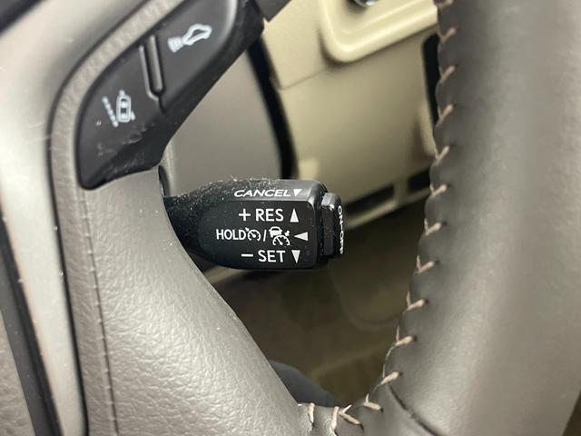 【レーダークルーズコントロール】アクセルを踏まなくても、設定した速度で走行できます！先行車との車間距離を適切に維持する追従走行の機能も有しています。機能には限界があるためご注意ください。