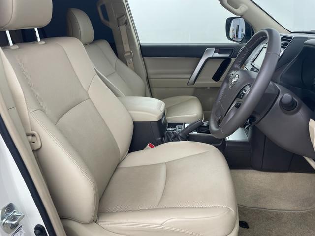 【運転席】座り心地が良いシートなので長時間の運転でも快適にお過ごしいただけます。新品のフロアマットのご注文も可能です。掲載箇所以外にご希望の写真がございましたらお気軽にお問い合わせ下さい。