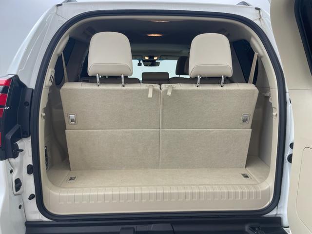 【トランク】積み込みやすくて、たっぷり積める荷室です。乗車人数と荷物の量や大きさによってシートアレンジをすることでより快適なドライブが可能です！