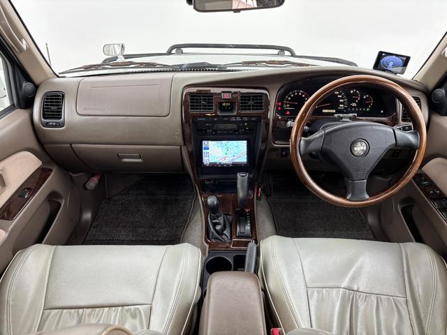 ハイラックスサーフ ＳＳＲ－Ｇ　社外ナビ　ＭＯＭＯステアリング　４ＷＤ　ＥＴＣ　ドラレコ　レーダー探知機　ＡＣ１００Ｖ　ＴＶキャンセラー　ルーフレール　背面タイヤ　牽引フック　ＩＰＦヘッドライト　フォグランプ　純正アルミホイール（2枚目）