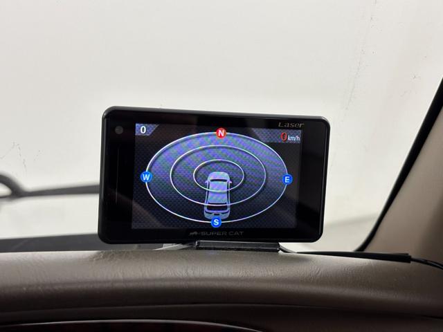 ハイラックスサーフ ＳＳＲ－Ｇ　社外ナビ　ＭＯＭＯステアリング　４ＷＤ　ＥＴＣ　ドラレコ　レーダー探知機　ＡＣ１００Ｖ　ＴＶキャンセラー　ルーフレール　背面タイヤ　牽引フック　ＩＰＦヘッドライト　フォグランプ　純正アルミホイール（5枚目）