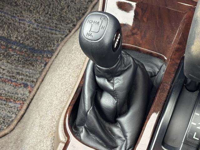 ハイラックスサーフ ＳＳＲ－Ｇ　社外ナビ　ＭＯＭＯステアリング　４ＷＤ　ＥＴＣ　ドラレコ　レーダー探知機　ＡＣ１００Ｖ　ＴＶキャンセラー　ルーフレール　背面タイヤ　牽引フック　ＩＰＦヘッドライト　フォグランプ　純正アルミホイール（6枚目）