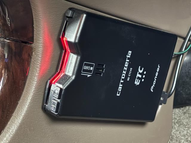 ハイラックスサーフ ＳＳＲ－Ｇ　社外ナビ　ＭＯＭＯステアリング　４ＷＤ　ＥＴＣ　ドラレコ　レーダー探知機　ＡＣ１００Ｖ　ＴＶキャンセラー　ルーフレール　背面タイヤ　牽引フック　ＩＰＦヘッドライト　フォグランプ　純正アルミホイール（8枚目）