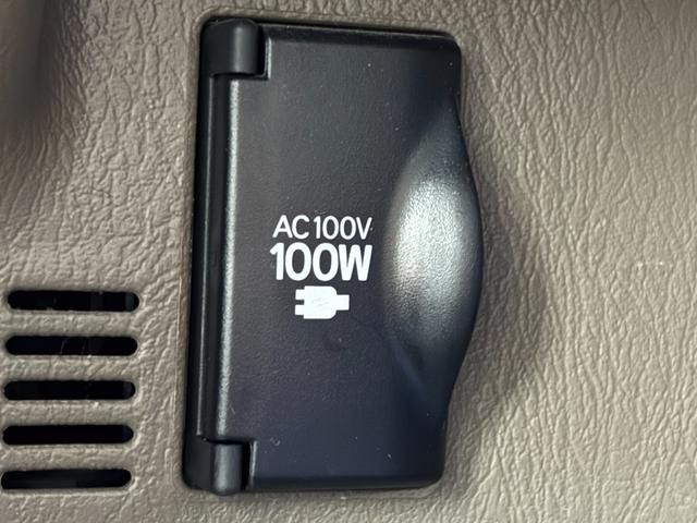 ハイラックスサーフ ＳＳＲ－Ｇ　社外ナビ　ＭＯＭＯステアリング　４ＷＤ　ＥＴＣ　ドラレコ　レーダー探知機　ＡＣ１００Ｖ　ＴＶキャンセラー　ルーフレール　背面タイヤ　牽引フック　ＩＰＦヘッドライト　フォグランプ　純正アルミホイール（9枚目）