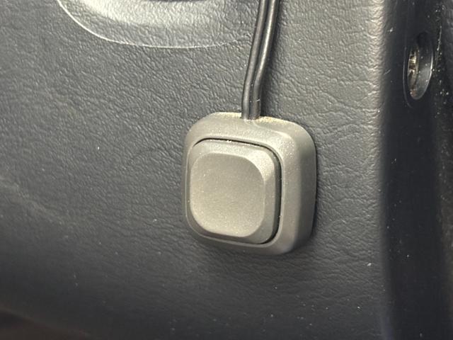 ハイラックスサーフ ＳＳＲ－Ｇ　社外ナビ　ＭＯＭＯステアリング　４ＷＤ　ＥＴＣ　ドラレコ　レーダー探知機　ＡＣ１００Ｖ　ＴＶキャンセラー　ルーフレール　背面タイヤ　牽引フック　ＩＰＦヘッドライト　フォグランプ　純正アルミホイール（11枚目）