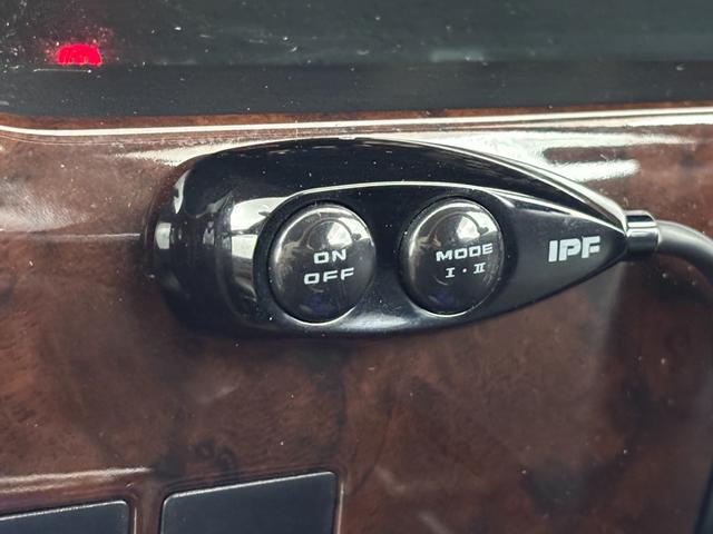 ハイラックスサーフ ＳＳＲ－Ｇ　社外ナビ　ＭＯＭＯステアリング　４ＷＤ　ＥＴＣ　ドラレコ　レーダー探知機　ＡＣ１００Ｖ　ＴＶキャンセラー　ルーフレール　背面タイヤ　牽引フック　ＩＰＦヘッドライト　フォグランプ　純正アルミホイール（12枚目）