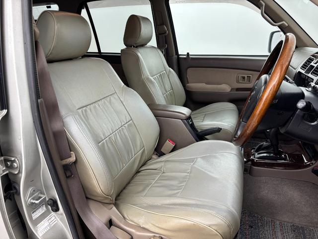 ハイラックスサーフ ＳＳＲ－Ｇ　社外ナビ　ＭＯＭＯステアリング　４ＷＤ　ＥＴＣ　ドラレコ　レーダー探知機　ＡＣ１００Ｖ　ＴＶキャンセラー　ルーフレール　背面タイヤ　牽引フック　ＩＰＦヘッドライト　フォグランプ　純正アルミホイール（14枚目）