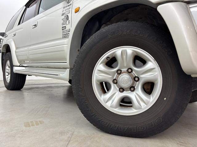 ハイラックスサーフ ＳＳＲ－Ｇ　社外ナビ　ＭＯＭＯステアリング　４ＷＤ　ＥＴＣ　ドラレコ　レーダー探知機　ＡＣ１００Ｖ　ＴＶキャンセラー　ルーフレール　背面タイヤ　牽引フック　ＩＰＦヘッドライト　フォグランプ　純正アルミホイール（18枚目）