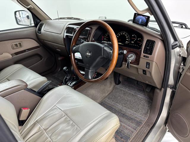 ハイラックスサーフ ＳＳＲ－Ｇ　社外ナビ　ＭＯＭＯステアリング　４ＷＤ　ＥＴＣ　ドラレコ　レーダー探知機　ＡＣ１００Ｖ　ＴＶキャンセラー　ルーフレール　背面タイヤ　牽引フック　ＩＰＦヘッドライト　フォグランプ　純正アルミホイール（22枚目）