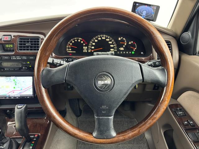 ハイラックスサーフ ＳＳＲ－Ｇ　社外ナビ　ＭＯＭＯステアリング　４ＷＤ　ＥＴＣ　ドラレコ　レーダー探知機　ＡＣ１００Ｖ　ＴＶキャンセラー　ルーフレール　背面タイヤ　牽引フック　ＩＰＦヘッドライト　フォグランプ　純正アルミホイール（23枚目）