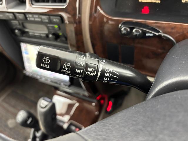 ハイラックスサーフ ＳＳＲ－Ｇ　社外ナビ　ＭＯＭＯステアリング　４ＷＤ　ＥＴＣ　ドラレコ　レーダー探知機　ＡＣ１００Ｖ　ＴＶキャンセラー　ルーフレール　背面タイヤ　牽引フック　ＩＰＦヘッドライト　フォグランプ　純正アルミホイール（24枚目）