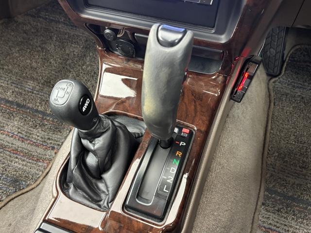 ハイラックスサーフ ＳＳＲ－Ｇ　社外ナビ　ＭＯＭＯステアリング　４ＷＤ　ＥＴＣ　ドラレコ　レーダー探知機　ＡＣ１００Ｖ　ＴＶキャンセラー　ルーフレール　背面タイヤ　牽引フック　ＩＰＦヘッドライト　フォグランプ　純正アルミホイール（27枚目）