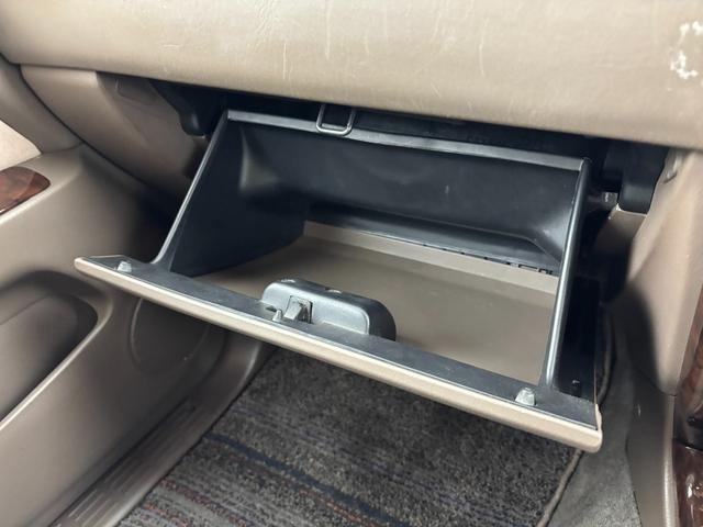 ハイラックスサーフ ＳＳＲ－Ｇ　社外ナビ　ＭＯＭＯステアリング　４ＷＤ　ＥＴＣ　ドラレコ　レーダー探知機　ＡＣ１００Ｖ　ＴＶキャンセラー　ルーフレール　背面タイヤ　牽引フック　ＩＰＦヘッドライト　フォグランプ　純正アルミホイール（29枚目）