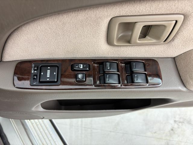 ハイラックスサーフ ＳＳＲ－Ｇ　社外ナビ　ＭＯＭＯステアリング　４ＷＤ　ＥＴＣ　ドラレコ　レーダー探知機　ＡＣ１００Ｖ　ＴＶキャンセラー　ルーフレール　背面タイヤ　牽引フック　ＩＰＦヘッドライト　フォグランプ　純正アルミホイール（30枚目）