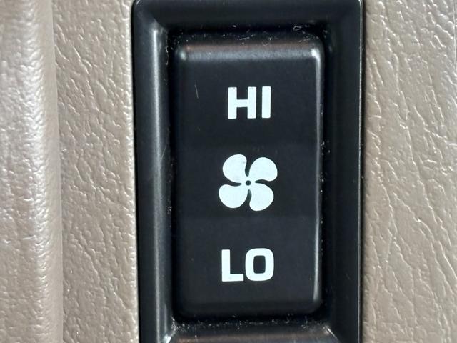 ハイラックスサーフ ＳＳＲ－Ｇ　社外ナビ　ＭＯＭＯステアリング　４ＷＤ　ＥＴＣ　ドラレコ　レーダー探知機　ＡＣ１００Ｖ　ＴＶキャンセラー　ルーフレール　背面タイヤ　牽引フック　ＩＰＦヘッドライト　フォグランプ　純正アルミホイール（31枚目）