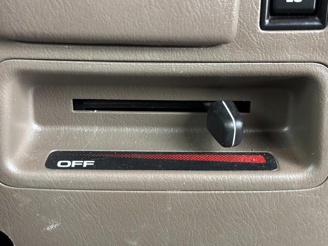 ハイラックスサーフ ＳＳＲ－Ｇ　社外ナビ　ＭＯＭＯステアリング　４ＷＤ　ＥＴＣ　ドラレコ　レーダー探知機　ＡＣ１００Ｖ　ＴＶキャンセラー　ルーフレール　背面タイヤ　牽引フック　ＩＰＦヘッドライト　フォグランプ　純正アルミホイール（32枚目）