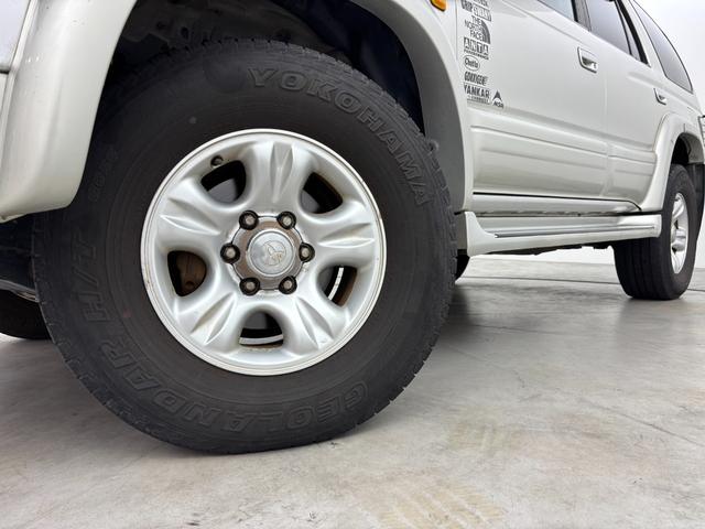 ハイラックスサーフ ＳＳＲ－Ｇ　社外ナビ　ＭＯＭＯステアリング　４ＷＤ　ＥＴＣ　ドラレコ　レーダー探知機　ＡＣ１００Ｖ　ＴＶキャンセラー　ルーフレール　背面タイヤ　牽引フック　ＩＰＦヘッドライト　フォグランプ　純正アルミホイール（41枚目）
