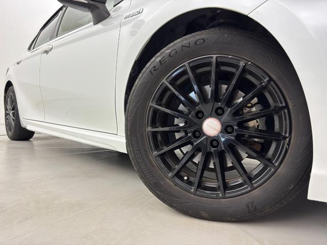 カムリ WS ワンオーナー パノラマムーンルーフ 純正ナビ/フルセグTV バックカメラ ETC2.0 前方ドラレコ トヨタセーフティセンス アクセル踏み間違い防止 パドルシフト ハーフレザー 社外17インチAW(18枚目)