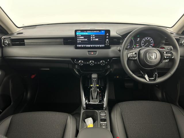 ヴェゼル ｅ：ＨＥＶ　Ｚ　登録済未使用車　純正ナビ　バックカメラ　ワイヤレス充電　レーダークルコン　コーナーセンサー　衝突被害軽減　レーンキープ　アクセル踏み間違い防止　ＢＳＭ　パワーバックドア　ステアリングヒーター　ＬＥＤ（2枚目）