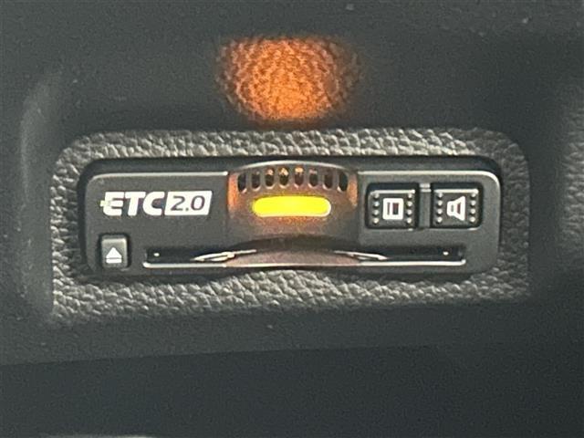 ヴェゼル ｅ：ＨＥＶ　Ｚ　登録済未使用車　純正ナビ　バックカメラ　ワイヤレス充電　レーダークルコン　コーナーセンサー　衝突被害軽減　レーンキープ　アクセル踏み間違い防止　ＢＳＭ　パワーバックドア　ステアリングヒーター　ＬＥＤ（12枚目）