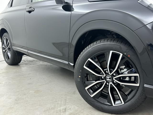 ヴェゼル ｅ：ＨＥＶ　Ｚ　登録済未使用車　純正ナビ　バックカメラ　ワイヤレス充電　レーダークルコン　コーナーセンサー　衝突被害軽減　レーンキープ　アクセル踏み間違い防止　ＢＳＭ　パワーバックドア　ステアリングヒーター　ＬＥＤ（18枚目）