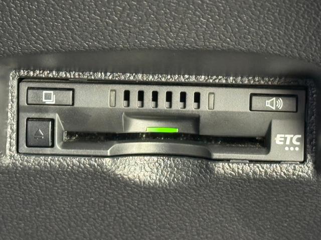 プリウス Ｓセーフティプラス　純正９型ナビ　バックカメラ　ＥＴＣ　ドラレコ　衝突軽減　レーダークルコン　レーンキープ　コーナーセンサー　パーキングアシスト　アクセル踏み間違い　オートハイビーム　横滑り防止　社外１８インチＡＷ（12枚目）