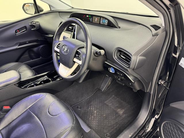 プリウス Ｓセーフティプラス　純正９型ナビ　バックカメラ　ＥＴＣ　ドラレコ　衝突軽減　レーダークルコン　レーンキープ　コーナーセンサー　パーキングアシスト　アクセル踏み間違い　オートハイビーム　横滑り防止　社外１８インチＡＷ（23枚目）