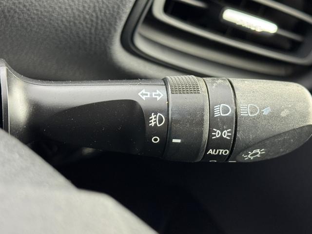 プリウス Ｓセーフティプラス　純正９型ナビ　バックカメラ　ＥＴＣ　ドラレコ　衝突軽減　レーダークルコン　レーンキープ　コーナーセンサー　パーキングアシスト　アクセル踏み間違い　オートハイビーム　横滑り防止　社外１８インチＡＷ（27枚目）