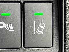 【路外逸脱抑制機能】はみ出しそうなとき、ディスプレー表示とステアリング振動の警告で注意を促すとともに、車線内へ戻るようにステアリング操作を支援します。機能には限界があるためご注意ください。 4