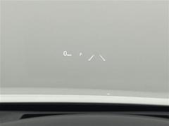 【ヘッドアップディスプレイ（ＨＵＤ）】フロントウインドウガラスに走行情報を投影します。運転中の目線と重なるように表示されるので、少ない視線移動で速度が確認できるので、　ドライビングに集中できます！ 6