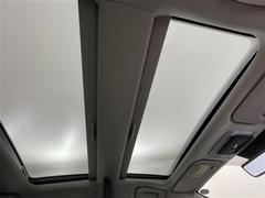 【ツインムーンルーフ】天井から太陽の穏やかな光や爽やかな風を取り込むことができる、トヨタの「サンルーフ」です！頭上のスイッチでムーンルーフを開閉することができます。 3