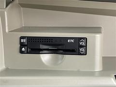◆【ＥＴＣ】有料道路を利用する際に料金所で停止することなく通過できる、ＥＴＣ車載器（ノンストップ自動料金収受システム機器）が装備されています。セットアップを行うことで利用可能になります。 5