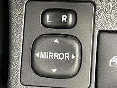 【電動格納ミラー】運転席のスイッチで、ドアミラーの開閉や角度の調整ができます。 6