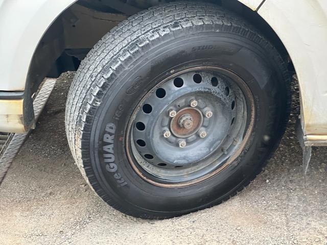 ハイエースバン ＤＸウェルキャプＢタイプルーフサイドウィンドウなし　■４ドア■ディーゼルターボ■４ＷＤ■Ｔベルト交換歴有■キーレス■パワーウィンドウ■ドラレコ■スペアキー■スペアタイヤ（28枚目）