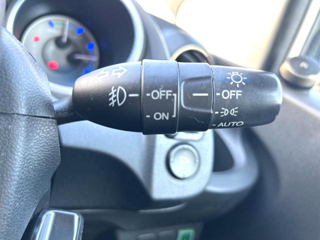 フィットハイブリッド スマートセレクション 禁煙車 ナビ ETC フルセグ Bluetooth スマートキー HIDヘッドライト LEDフォグライト クルーズコントロール 革巻きステアリング オートエアコン CD/DVD再生 オートライト(44枚目)