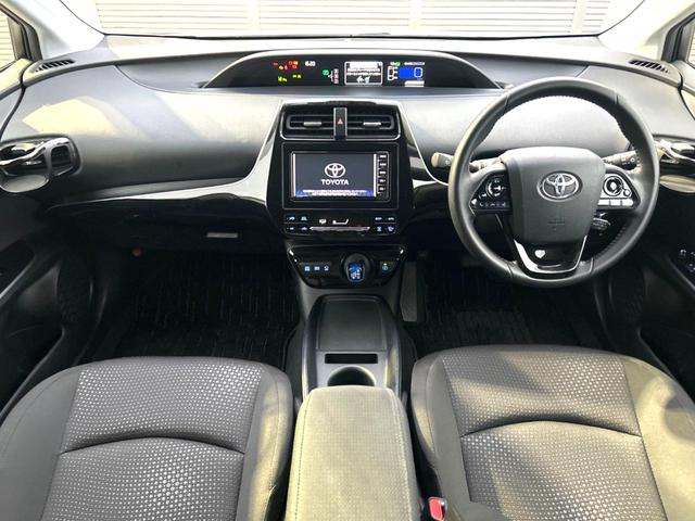 プリウス Ｓ　セーフティセンス　禁煙車　純正ＳＤナビ　全周囲カメラ　レーダークルーズコントロール　ＥＴＣ　Ｂｌｕｅｔｏｏｔｈ　ドラレコ　ＬＥＤヘッドライト　ＬＥＤフォグライト　レーンキープ　クリアランスソナー（2枚目）