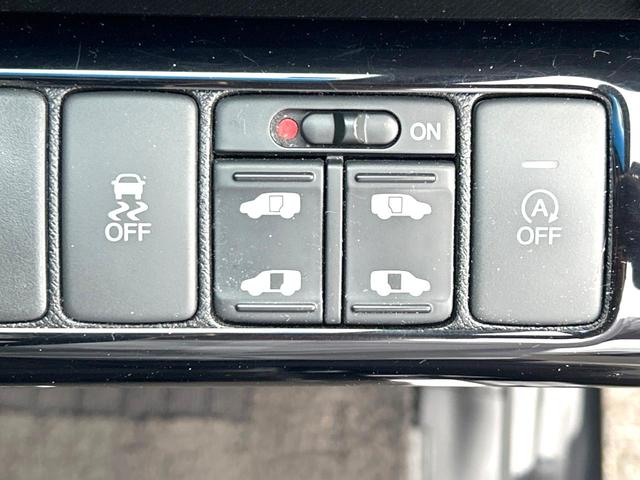 ステップワゴンスパーダ Z クールスピリット 両側電動ドア 後席モニター バックカメラ 禁煙車 ハーフレザーシート ドラレコ スマートキー HIDヘッド ビルトインETC クルコン オートライト オートエアコン 純正17インチアルミ CD(6枚目)