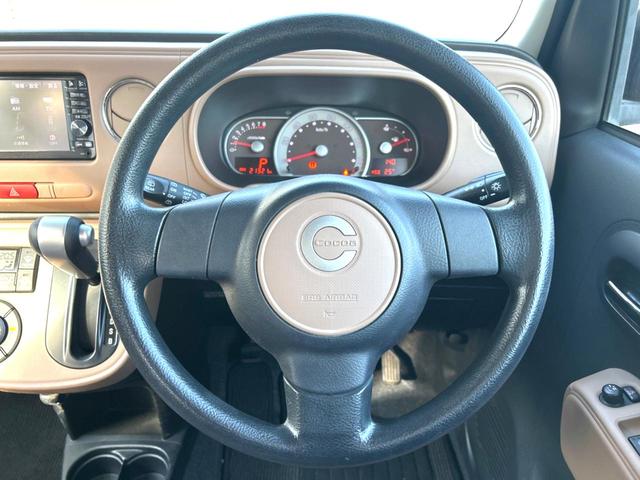 インテリアに合わせたデザインのステアリングは、運転される方のことも考え、運転しやすい形状、大きさです。是非一度、実際に触ってお確かめください。