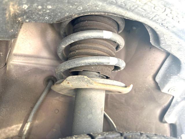 お車を安心してお乗りいただく為には、足回りの定期点検が欠かせません。サービスサポート（有償保証）では無料点検もご提供しており、安心のカーライフをお過ごしいただけるサポート体制が整っています。