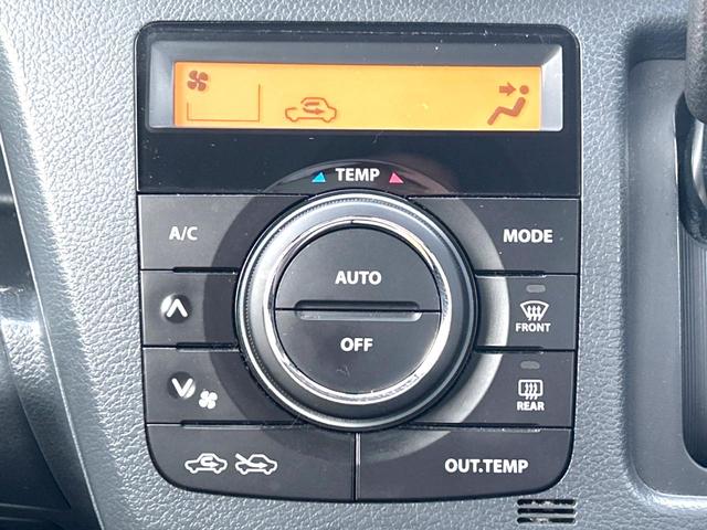 【オートエアコン】一度お好みの温度に設定すれば、車内の温度を検知し風量や温度を自動で調整。暑い…寒い…と何度もスイッチ操作をする必要はありません。快適な車内空間には必須の機能ですね♪