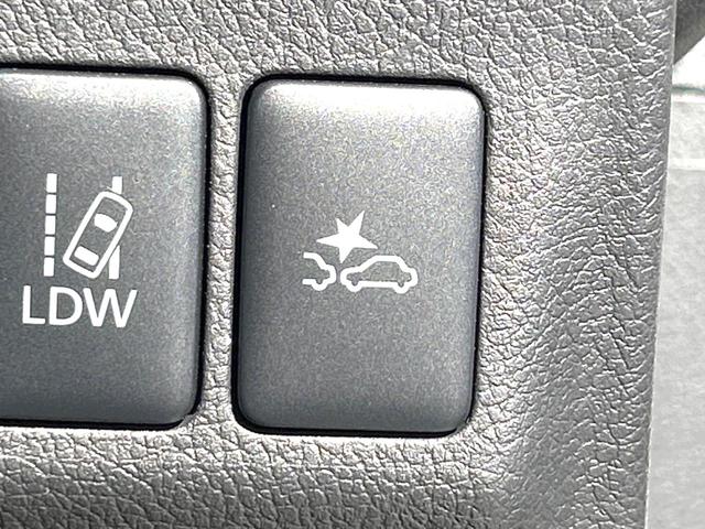 【三菱ｅ-Ａｓｓｉｓｔ】走行中に前方の車両等を認識し、衝突しそうな時は警報とブレーキで衝突回避と被害軽減をアシスト。より安全にドライブをお楽しみいただけます。