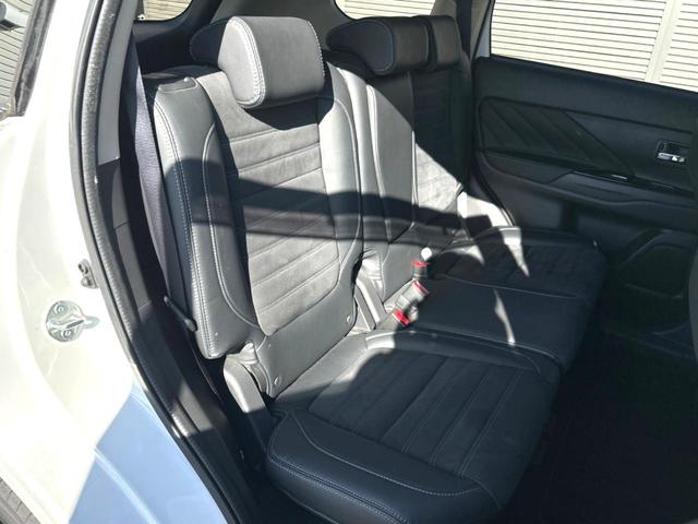 後部座席も気になるようなキズ・汚れやへたり等、大きなダメージはなく、良好な状態です。