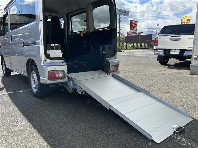 ハイゼットカーゴ スローパー　車いす移動車　１オーナー　切り替え式４ＷＤ　衝突軽減システム　レーンキープ　オートマチックハイビーム　ＡＵＴＯライト　前後クリアランスソナー　リアヒーター　社外前後ドラレコ　横滑り防止　ＵＳＢポート（2枚目）