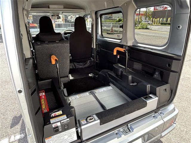 ハイゼットカーゴ スローパー　車いす移動車　１オーナー　切り替え式４ＷＤ　衝突軽減システム　レーンキープ　オートマチックハイビーム　ＡＵＴＯライト　前後クリアランスソナー　リアヒーター　社外前後ドラレコ　横滑り防止　ＵＳＢポート（5枚目）