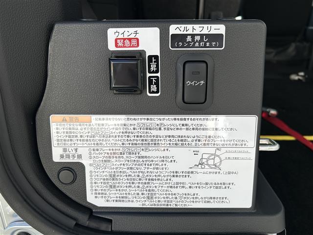 ハイゼットカーゴ スローパー　車いす移動車　１オーナー　切り替え式４ＷＤ　衝突軽減システム　レーンキープ　オートマチックハイビーム　ＡＵＴＯライト　前後クリアランスソナー　リアヒーター　社外前後ドラレコ　横滑り防止　ＵＳＢポート（8枚目）