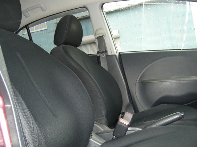 グレーと黒色の内装で落ち着いた印象です。