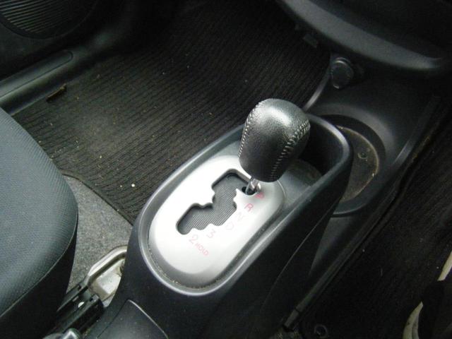 ゲート式シフトが採用されているため一直線なタイプのシフトと比べ、シフトチェンジの時にシフトミスが起こりにくい作りになっているため安心です。