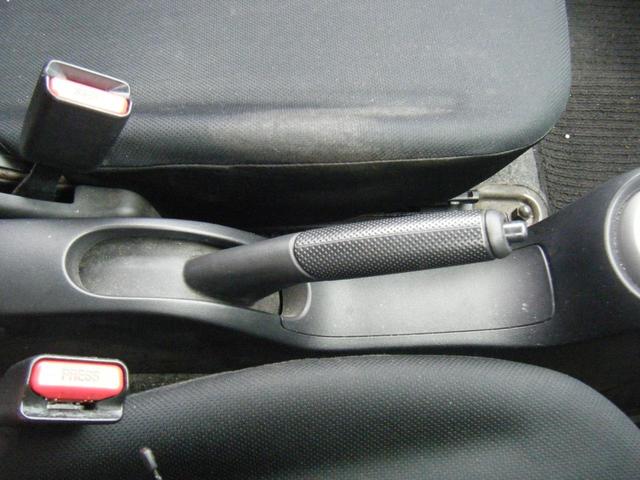 レバー式のサイドブレーキです。