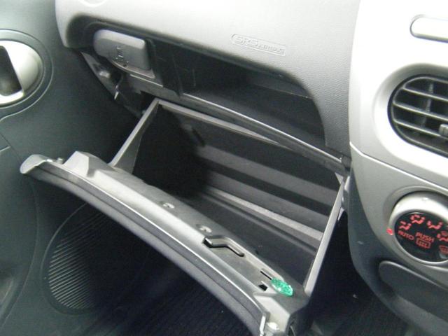 車検証入れ等の保管に便利なグローブボックス。