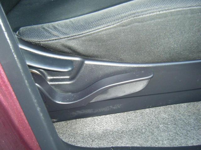 運転席シートリフターです。運転席シートの座面の高さ調整が可能です。それぞれのドライバーの体格に合わせた設定が可能です。